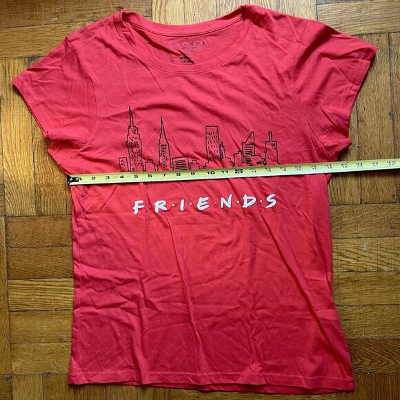 Friends TV Show Womens Red Graphic T Shirt Size Small Puffy Letters Skyline Y2K - Picture 6 of 7